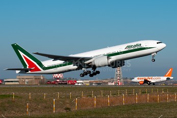 Photo of Alitalia Boeing 777-200ER (I-DISO) by martial Dekker